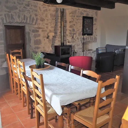 Domaine De Pradines Hébergement de vacances Lanuéjols
